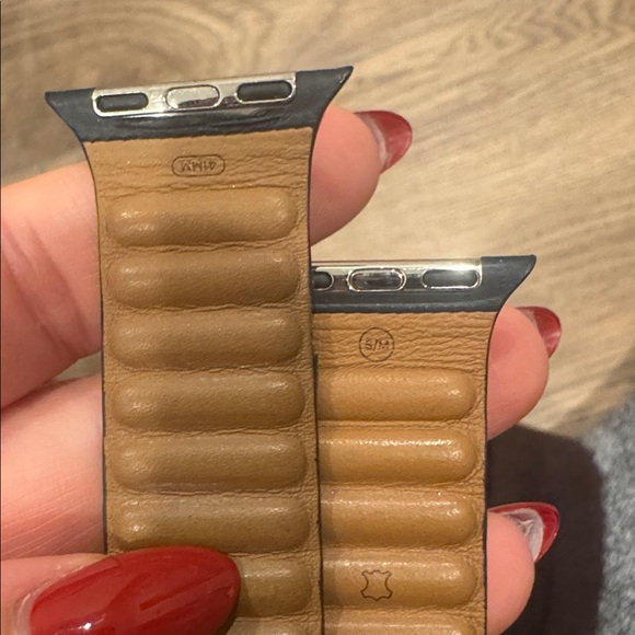 Apple Black Leather Watch Strap Magnetic - Picture 2 of 4